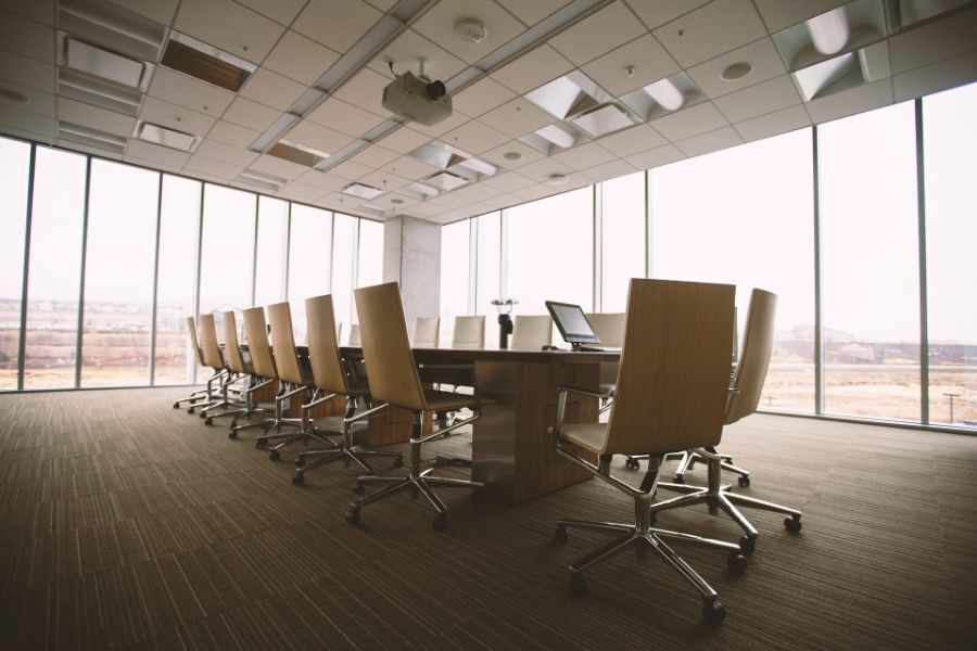 Sala de reuniones preparada para un evento corporativo